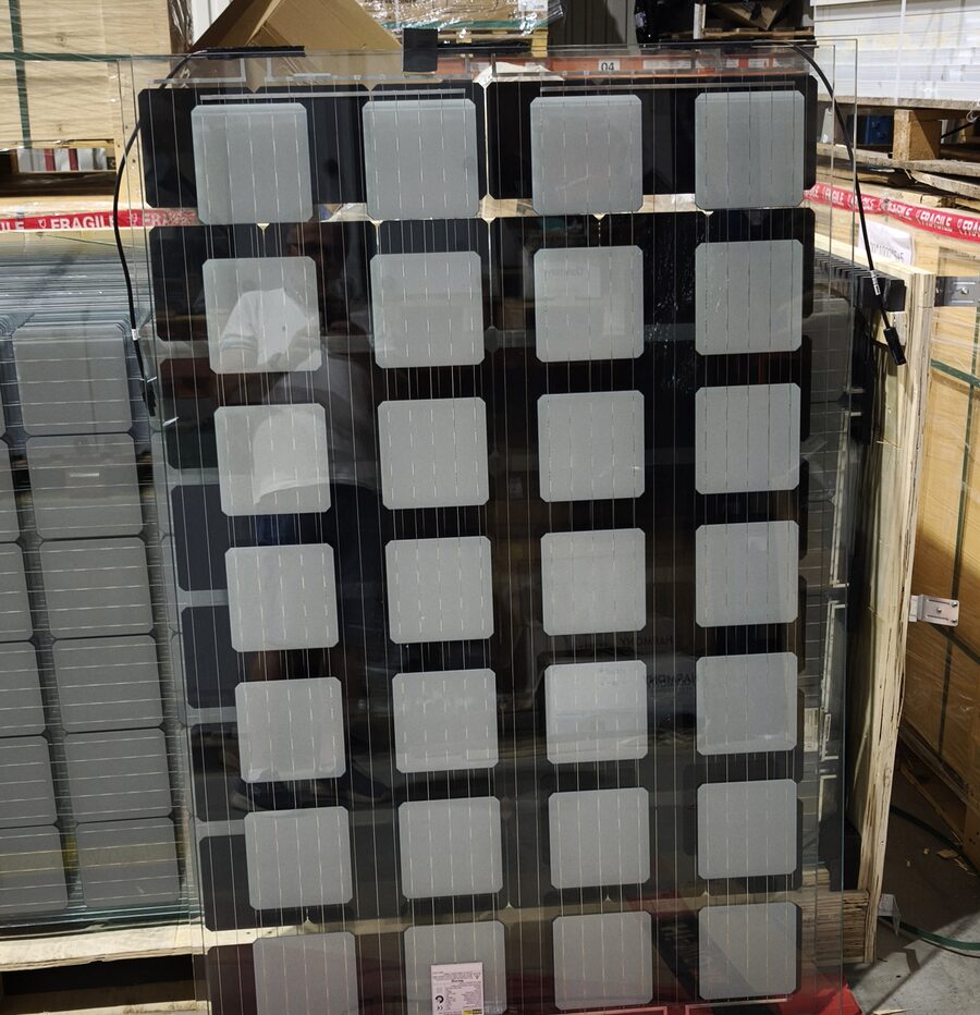 B1 139 Wp ritkított cellás BIPV modul a raktárban