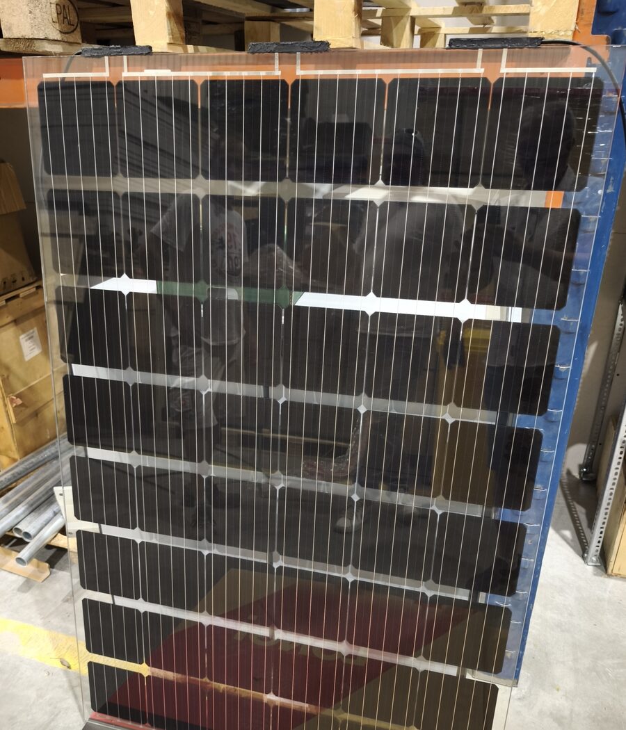 A1 238 Wp BIPV modul a raktárban, ellenfényben